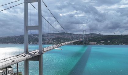 İstanbul Boğazı fetih yıl dönümünde turkuaz renge büründü