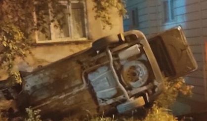 Freni boşalan araç apartman boşluğuna düştü