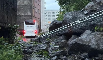 Hopa'da yağış sonrası heyelan: Dev kayalar yolu kapattı