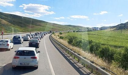 Ankara ve İzmir yolları tamamen kilitlendi