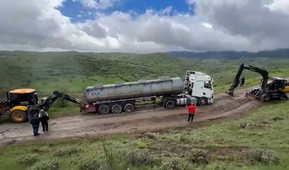 Bolu'da bayram trafiğinden kaçan tır ve kamyonlar köy yolunda çamura saplandı