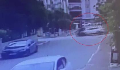 Antalya'da 2 polis memurunun yaralandığı kaza anı kameraya yansıdı