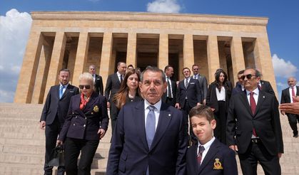 Galatasaray Başkanı Dursun Özbek, kurullarıyla birlikte Anıtkabir’i ziyaret etti