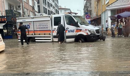 Kırşehir'de sağanak hayatı olumsuz etkiledi
