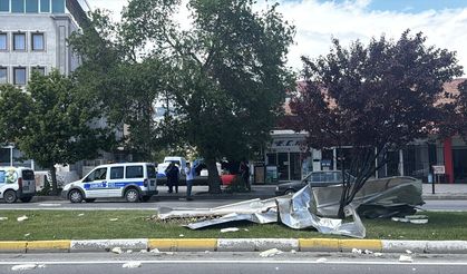 Erzincan'da kuvvetli rüzgar nedeniyle çatılar uçtu, ağaçlar devrildi