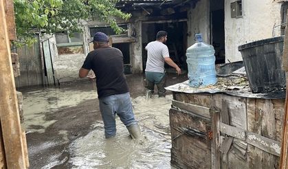 Burdur'da sağanak hayatı olumsuz etkiledi: Bazı evleri su bastı