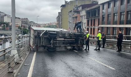 Bomonti-Dolmabahçe Tüneli çıkışında korku dolu anlar! Kamyonet devrildi