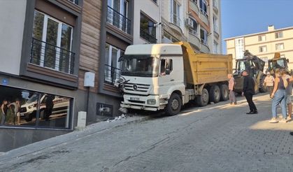 Tekirdağ'da freni boşalan kamyon eve çarptı