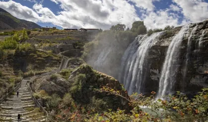 Erzurum''un "Tortum Şelalesi" doğal güzelliğiyle büyülüyor