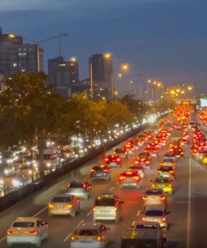 İstanbul'da yağan yağmur trafiği neredeyse kilitledi