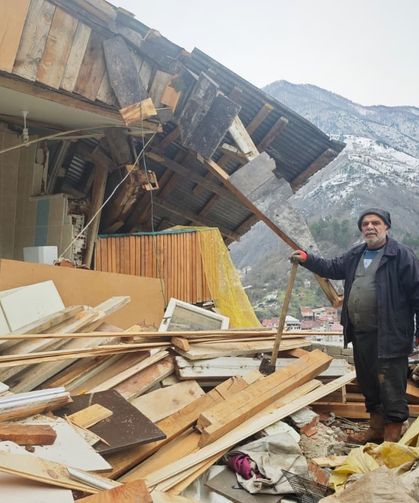 İneklerine ot verirken ölümden döndü