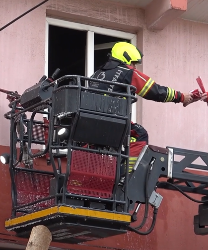 Balıkesir itfaiyesi bayrağı alevlere teslim etmedi