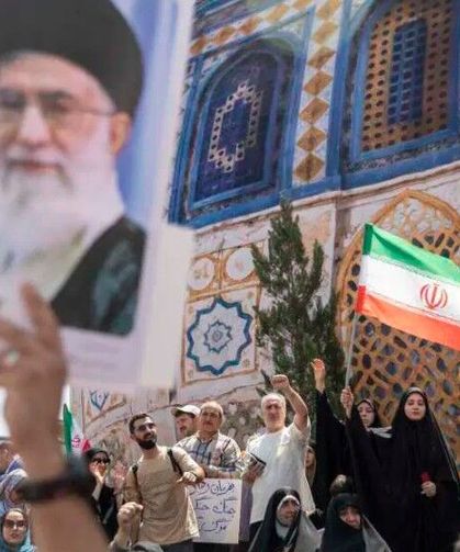 İran'da rejim yanlıları sokağa indi: Amerika'ya ölüm sloganları