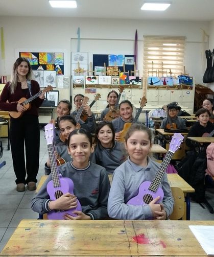 Kilis'te öğrencilerin ukulele performansı sosyal medya ilgi gördü