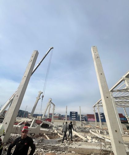 İnşaat sahasında çökme oldu: 3 işçi yaralandı, mahsur kalan 1 kişi kurtarıldı