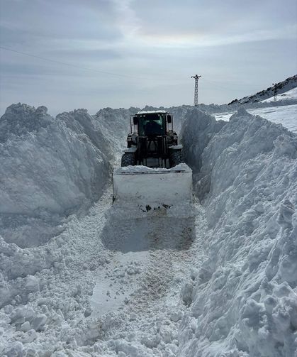 Hakkari'de kardan kapanan iki üs bölgesinin yolu ulaşıma açıldı