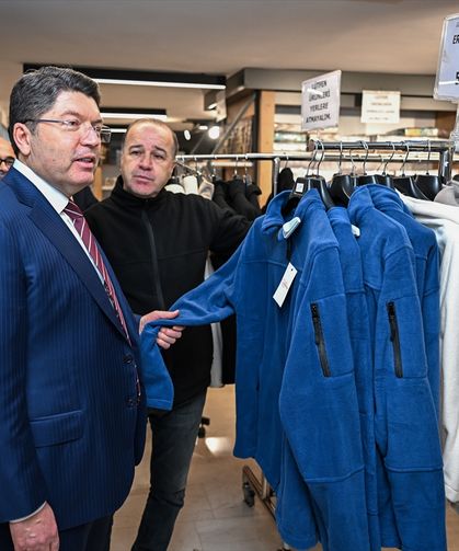 Adalet Bakanı Tunç, işyurtlarının Kızılay'daki satış mağazasında alışveriş yaptı