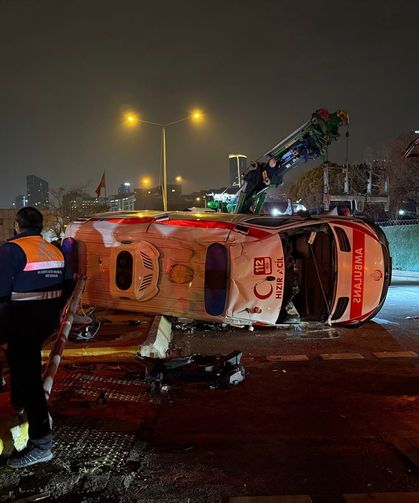 Ambulans takla attı içindeki 3 kişi yaralandı