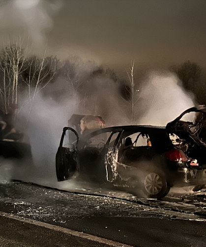 Sakarya'da yangın çıkan otomobil kullanılamaz hale geldi