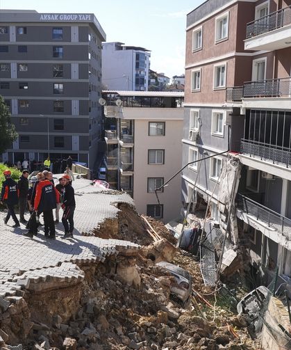İzmir'de heyelan paniği: Bina ve araçlar zarar gördü, 151 kişi tahliye edildi