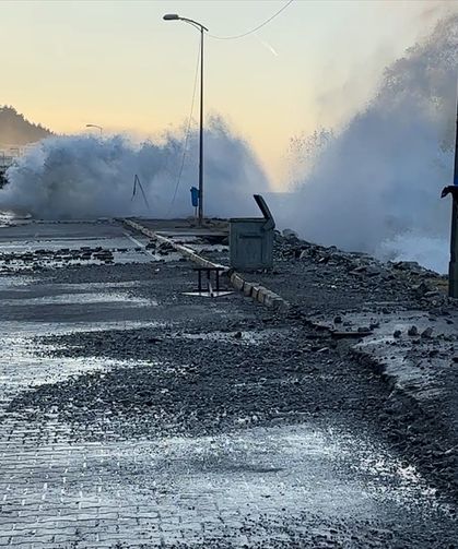 Kastamonu'nun İnebolu ilçesinde fırtına sahilde hasara yol açtı