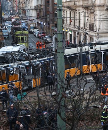 Milano'da tramvay raydan çıkarak kaza yaptı