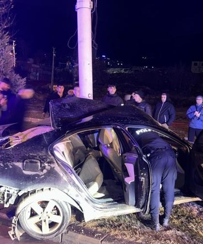 Kontrolden çıkan araç, trambüs direğine çarptı