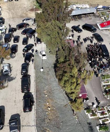 Özgür Özel, 30 araçlık konvoyla deprem mezarlığını ziyaret etti