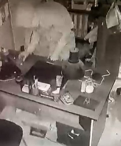 "Kedi bile zor girer" denilen pencereden girdi, sadece iPhone’ları çaldı