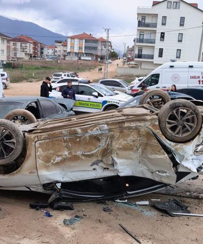 Bursa'da ehliyetsiz sürücü araçlara çarptı: 8 öğrenci yaralandı