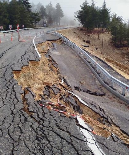 Mersin'de şiddetli yağış: yolda 2 metrelik çukur oluştu