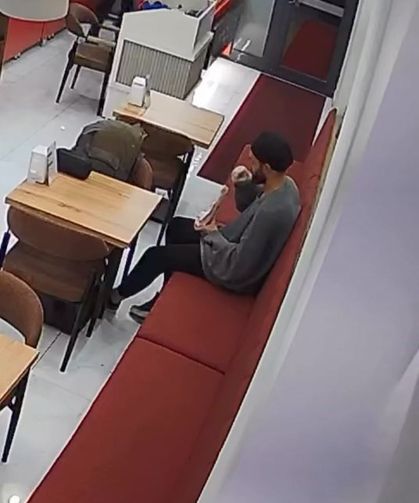 Sipariş ettiği dürümün içerisine sakalının kıllarını koydu, hesap ödemeden çıktı