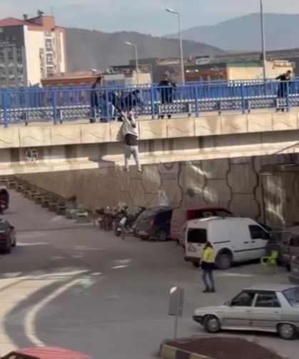 Köprüde can pazarı: Tutunamayınca yere düştü