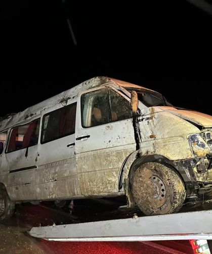 İşçi servisi şarampole devrildi: 17 yaralı