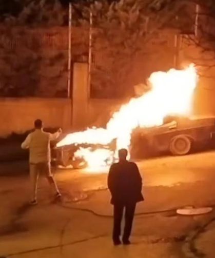 Tuzla’da park halindeki otomobil alev alev yandı