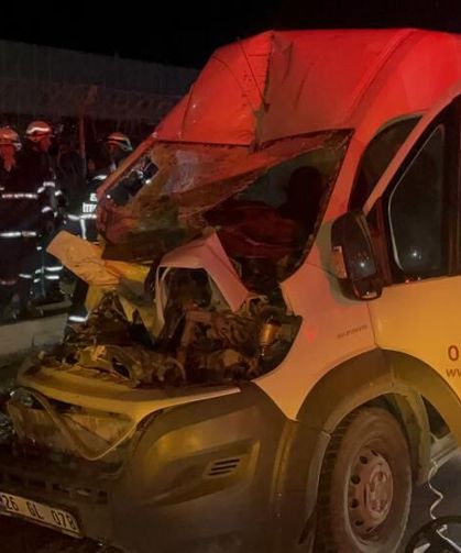 Panelvan araç park halindeki tıra ok gibi saplandı