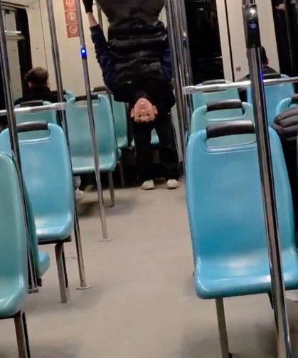 Bursa'da metroda akıl almaz görüntüler: Gece yarısı vagonu jimnastik salonuna çevirdiler!