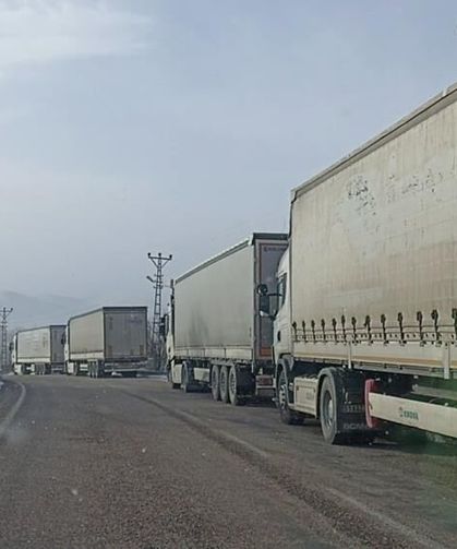 Sivas’ta tipi ulaşımı aksattı, kilometrelerce tır kuyrukları oluştu