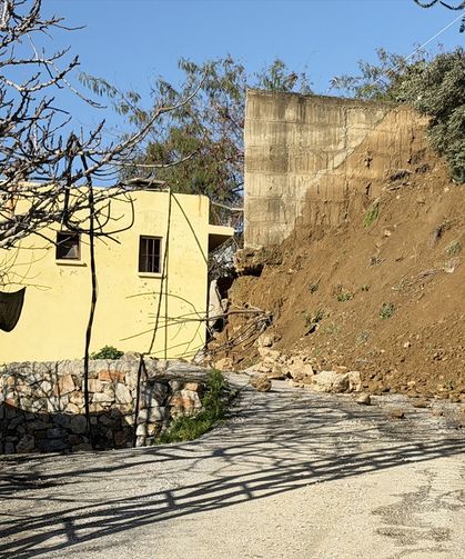 Alanya'da korkutan heyelan kamerada: Evler boşaltıldı