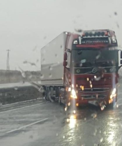 Şiddetli rüzgar ve sağanak sürücülere zor anlar yaşattı