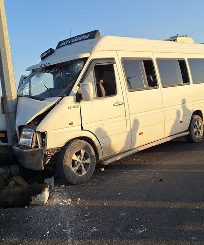 Tarım işçilerini taşıyan minibüs direğe çarptı: Çok sayıda yaralı