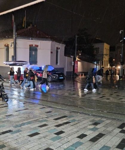 İstanbul'da sağanak yağış etkili oluyor
