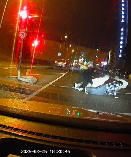 Kırmızı ışıkta yola atlayıp şınav çektiler