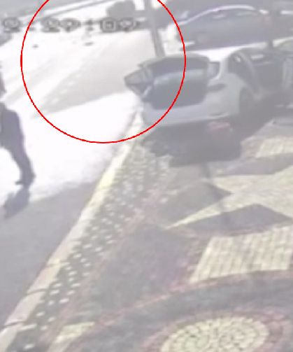 Balıkesir Dursunbey'de dev kaya parçası yola düştü! Saniyelerle ölümden döndüler