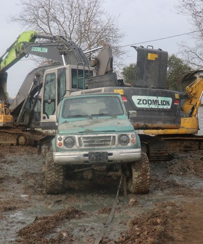 Sakarya'da şaka gibi olay: Batan cipi kurtarmaya gelenler de battı
