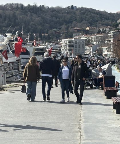 İstanbul'da hava 23 dereceyi gördü: Kış günü denize girdiler