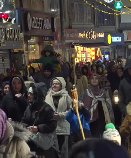 Eski Ramazan geleneği canlandı: Sokaklar fener alayıyla aydınlandı