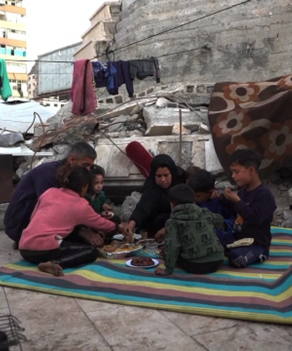 Gazze'de aileler, enkazlarda bir kap yemeği bölüşerek iftar yapıyor
