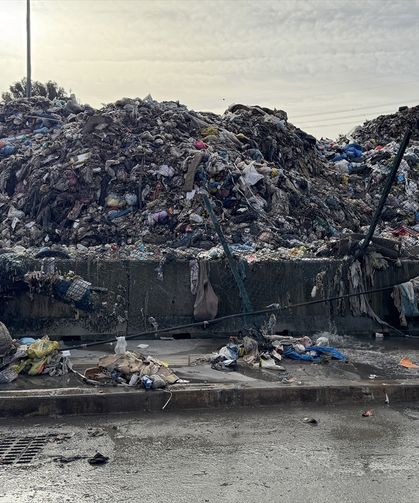 İzmir Buca'da sağanak sonrası çöp krizi: Şantiyedeki atıklar sokaklara dağıldı