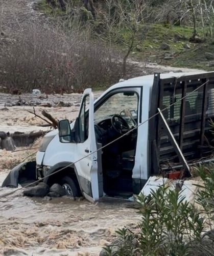 İzmir'de derede mahsur kalan 3 kişi kurtarıldı
